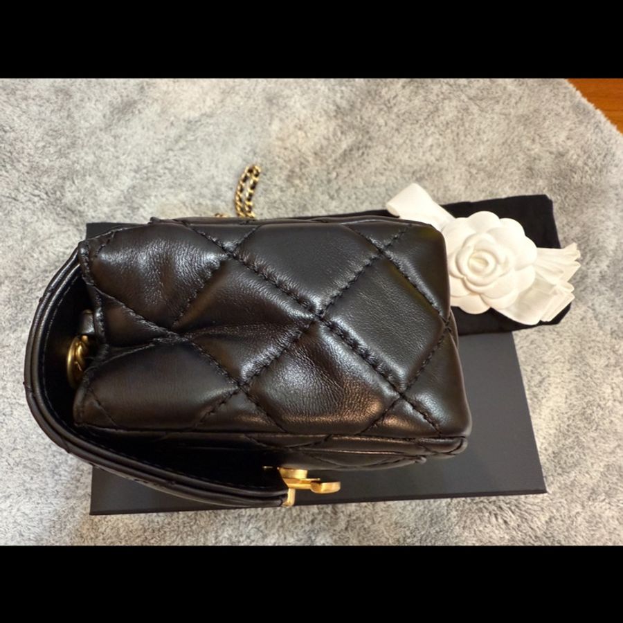 CHANEL 香奈兒最新款 雙C LOGO菱格紋小羊皮掀蓋肩背/斜背包(黑金)-3