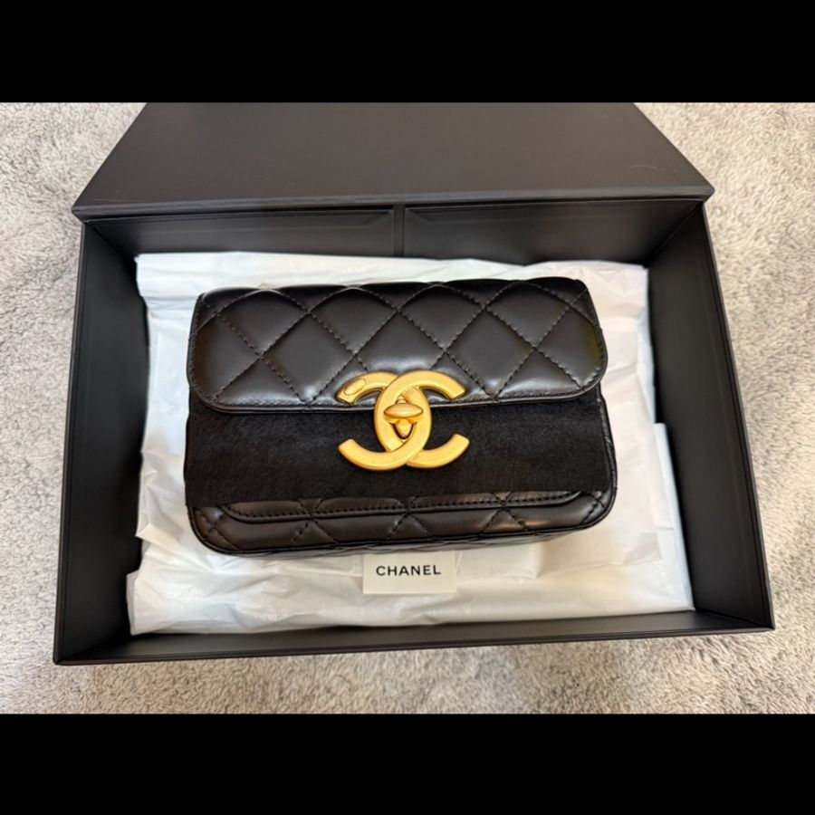 CHANEL 香奈兒最新款 雙C LOGO菱格紋小羊皮掀蓋肩背/斜背包(黑金)-7