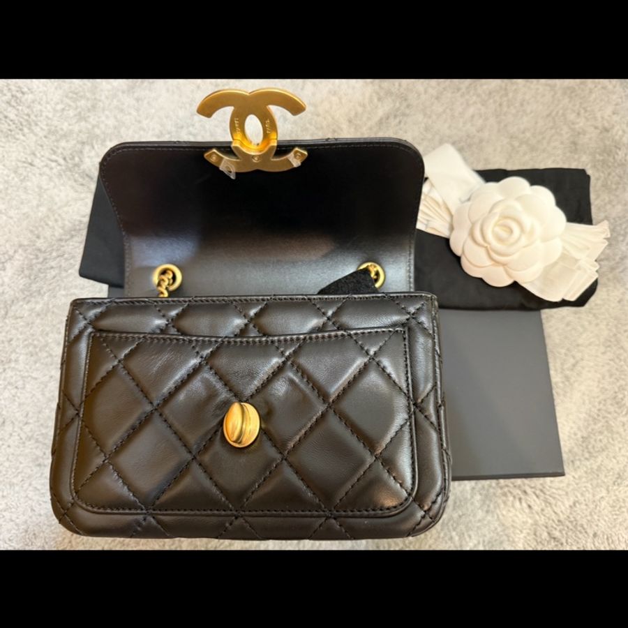 CHANEL 香奈兒最新款 雙C LOGO菱格紋小羊皮掀蓋肩背/斜背包(黑金)-9