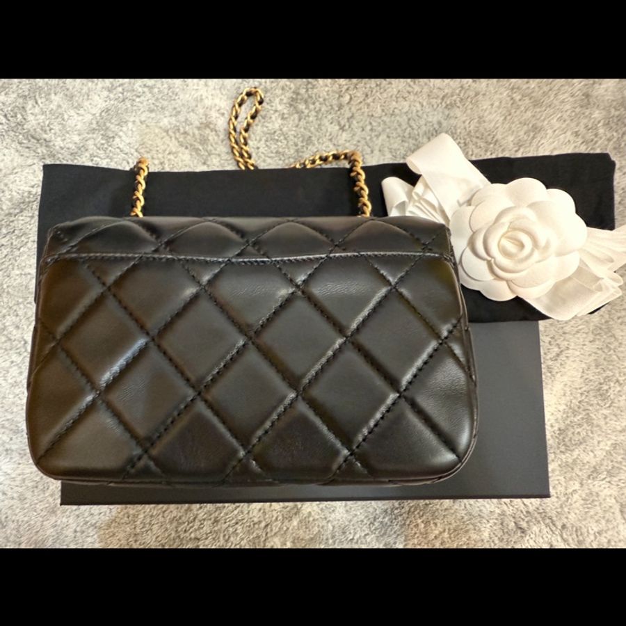 CHANEL 香奈兒最新款 雙C LOGO菱格紋小羊皮掀蓋肩背/斜背包(黑金)-10