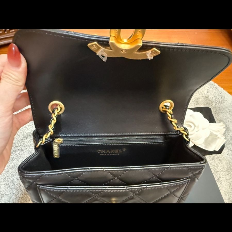 CHANEL 香奈兒最新款 雙C LOGO菱格紋小羊皮掀蓋肩背/斜背包(黑金)-16