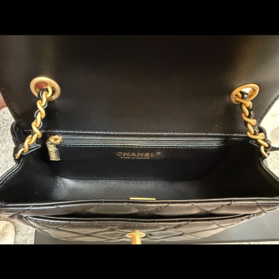CHANEL 香奈兒最新款 雙C LOGO菱格紋小羊皮掀蓋肩背/斜背包(黑金)-20