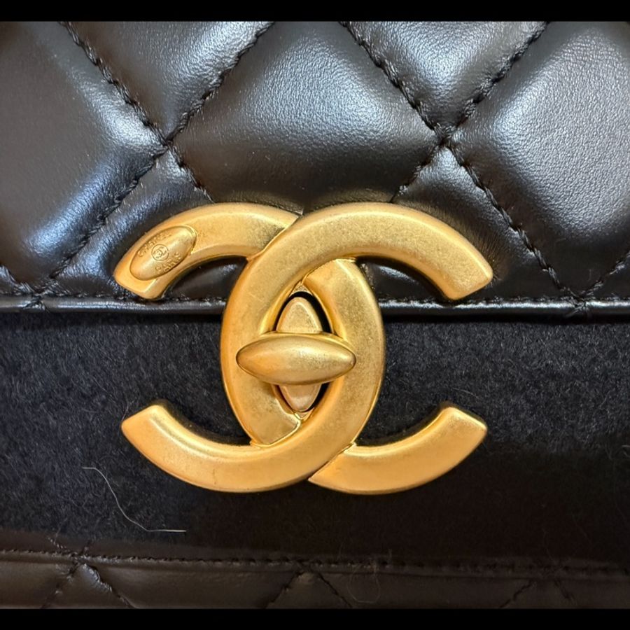CHANEL 香奈兒最新款 雙C LOGO菱格紋小羊皮掀蓋肩背/斜背包(黑金)-22