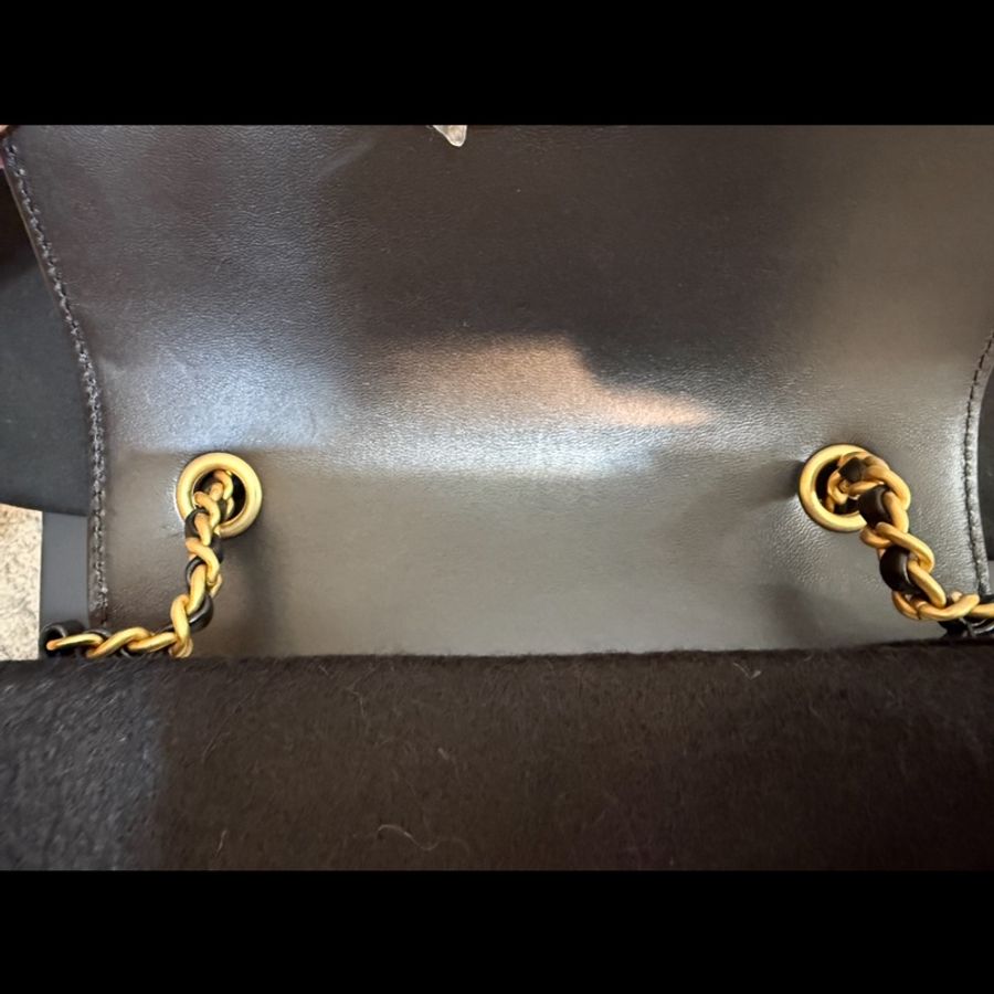 CHANEL 香奈兒最新款 雙C LOGO菱格紋小羊皮掀蓋肩背/斜背包(黑金)-26