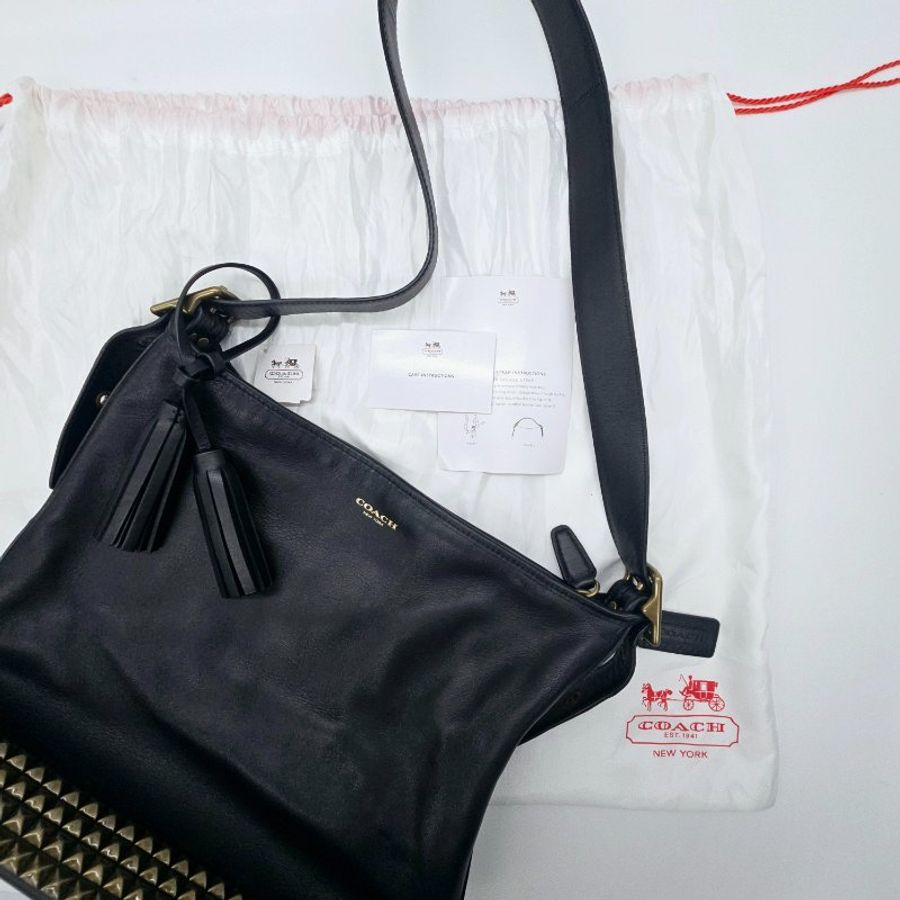 COACH 經典LOGO黃銅做舊鉚釘牛皮 斜背包 單肩包｜26413-14