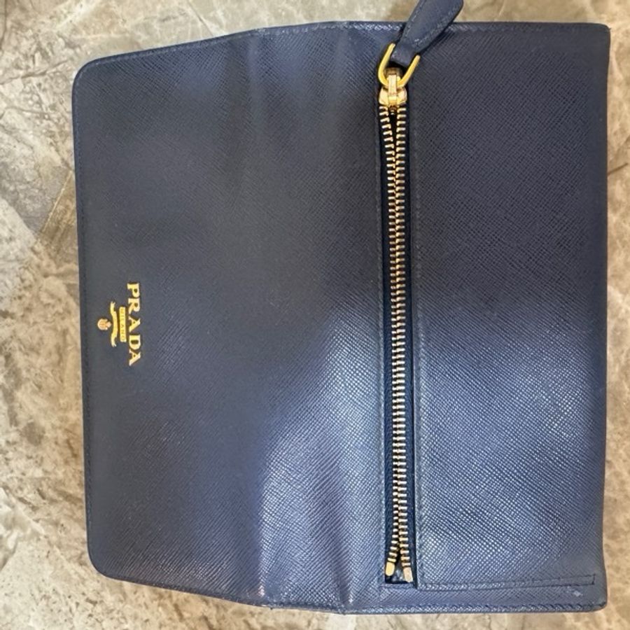 PRADA 普拉達 金字浮雕Logo防刮牛皮雙釦對開長夾-1
