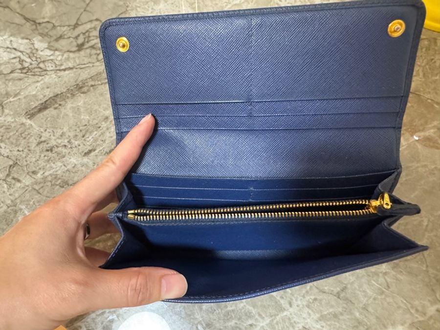 PRADA 普拉達 金字浮雕Logo防刮牛皮雙釦對開長夾-4