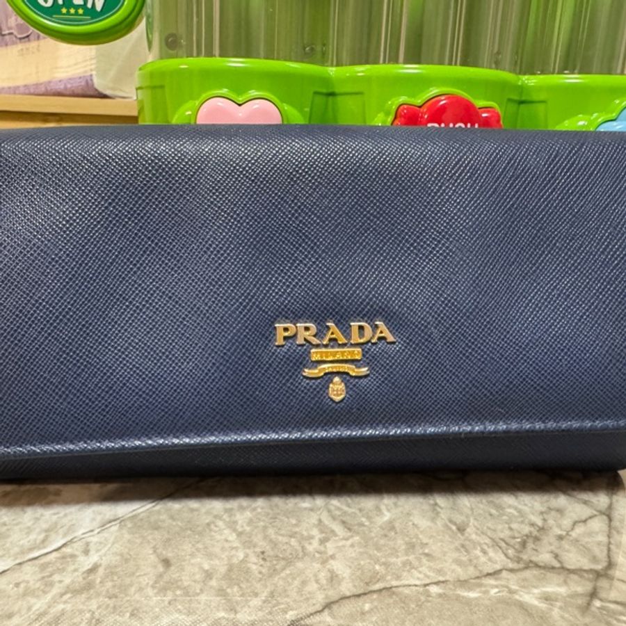 PRADA 普拉達 金字浮雕Logo防刮牛皮雙釦對開長夾-14