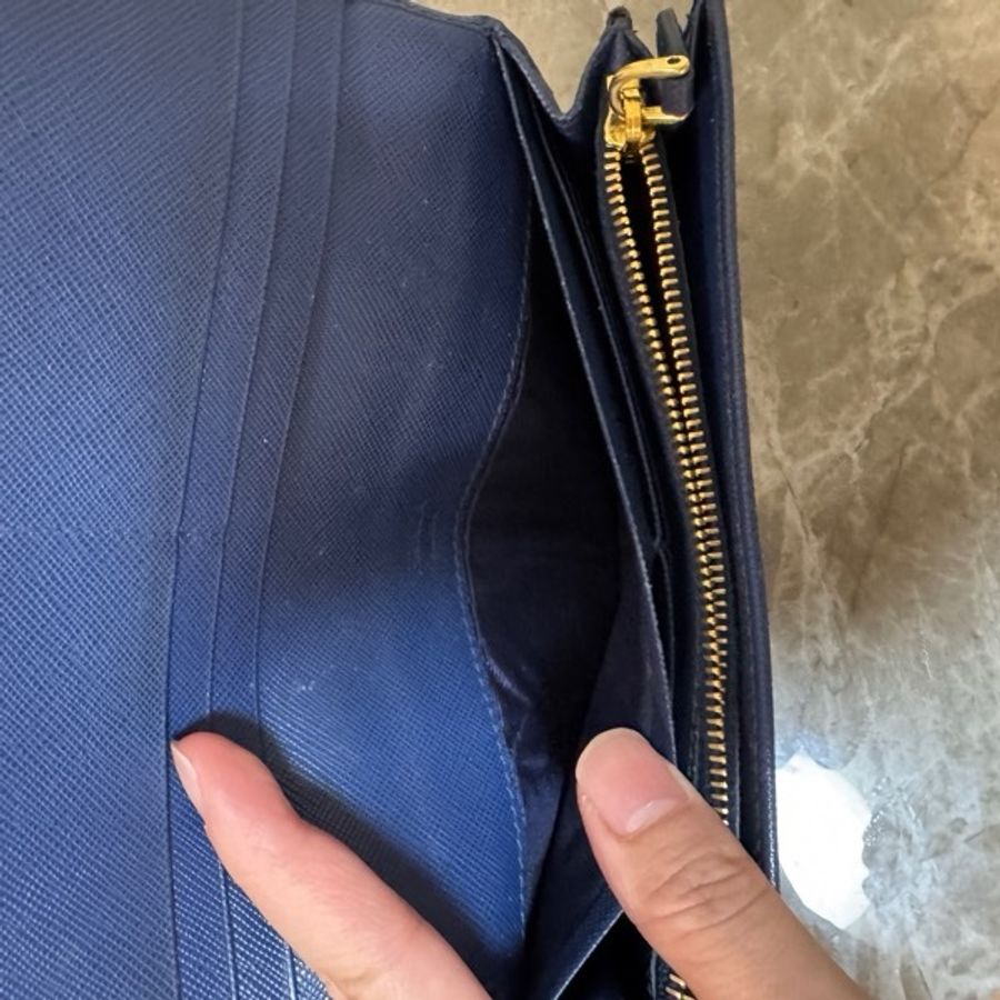 PRADA 普拉達 金字浮雕Logo防刮牛皮雙釦對開長夾-16