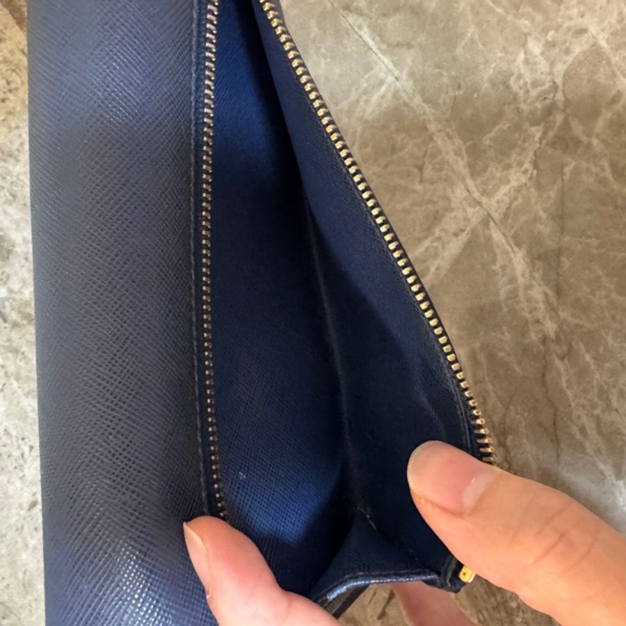 PRADA 普拉達 金字浮雕Logo防刮牛皮雙釦對開長夾-17
