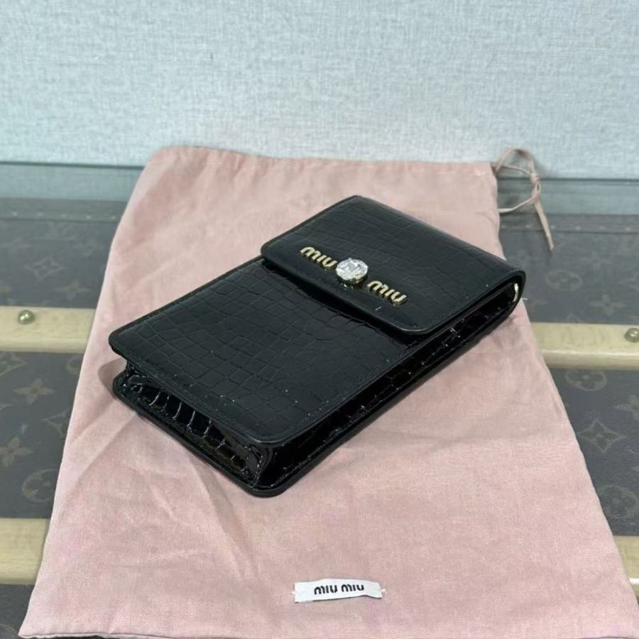 ✨MIUMIU 黑金鱷魚壓紋寶石鍊條肩背斜背手機包 10*18*3 98新配件塵袋-2