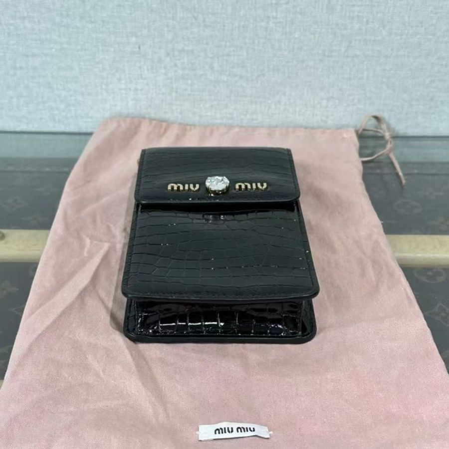 ✨MIUMIU 黑金鱷魚壓紋寶石鍊條肩背斜背手機包 10*18*3 98新配件塵袋-3