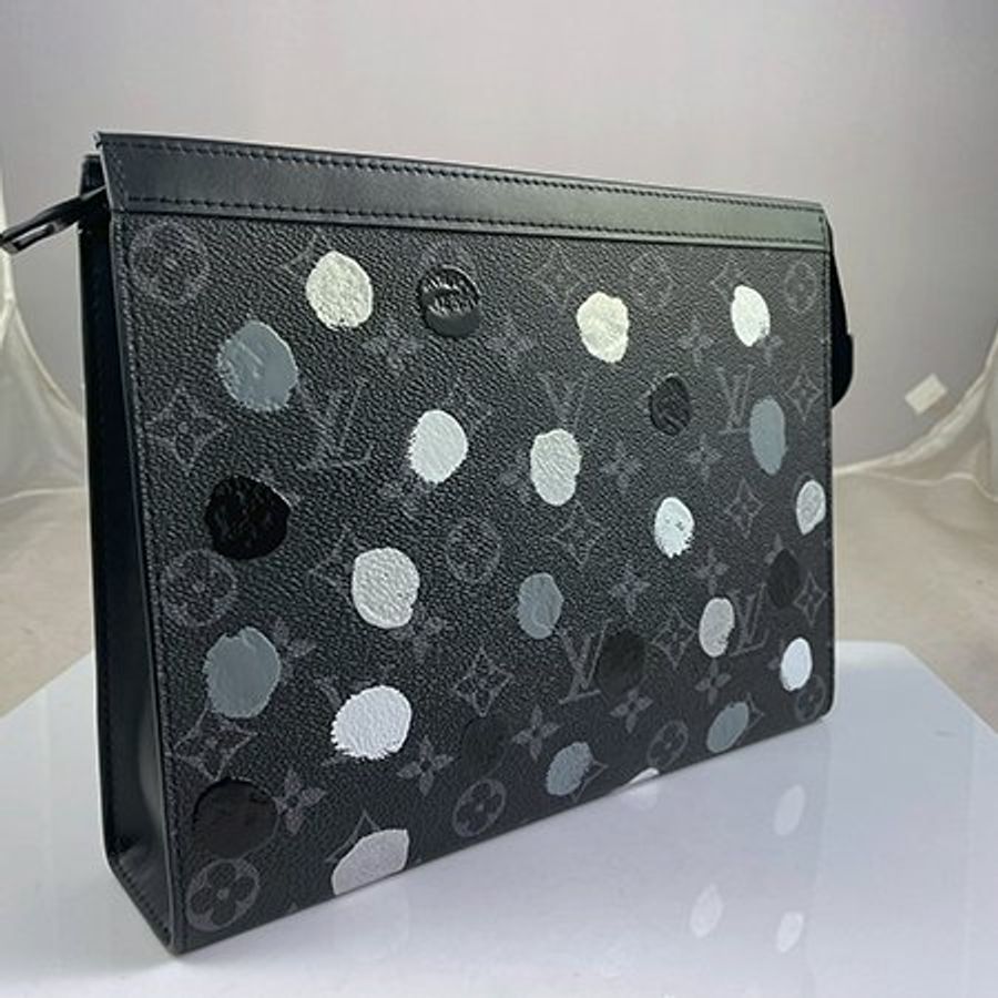 已售出*【L3251】LV X YK草間彌生黑灰原花 POCHETTE VOYAGE手拿包 M81934-1