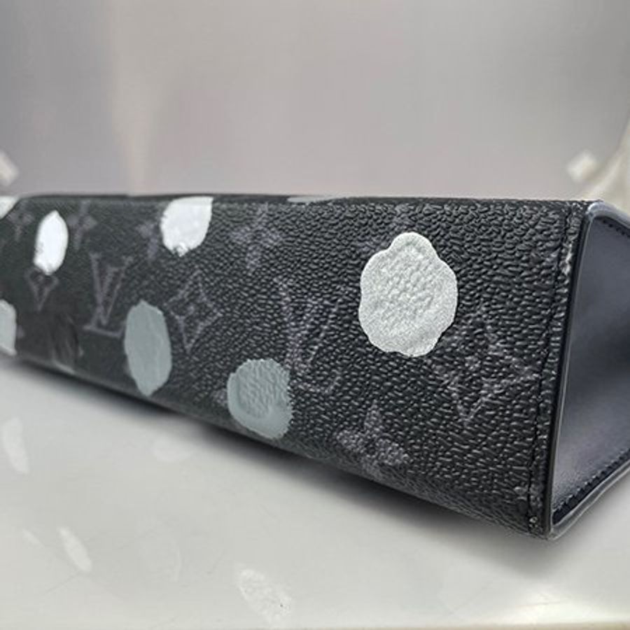 已售出*【L3251】LV X YK草間彌生黑灰原花 POCHETTE VOYAGE手拿包 M81934-4