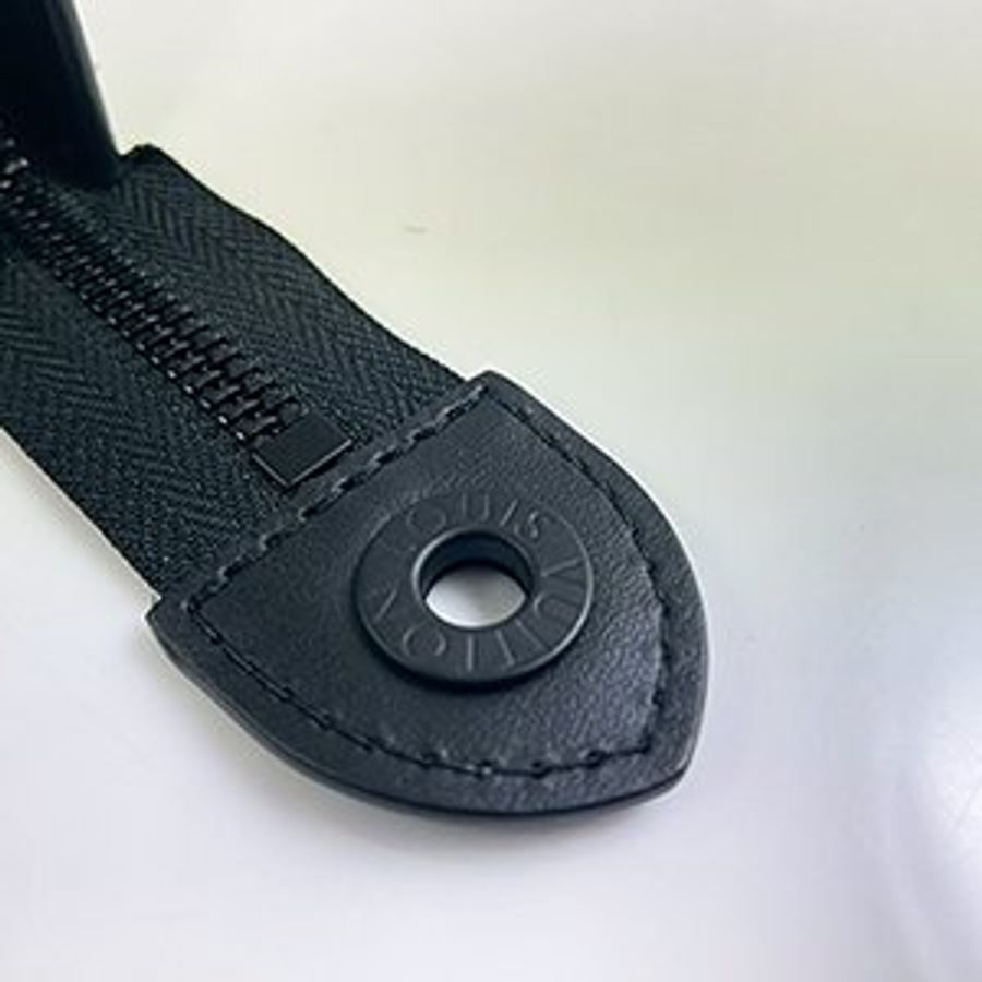 已售出*【L3251】LV X YK草間彌生黑灰原花 POCHETTE VOYAGE手拿包 M81934-5