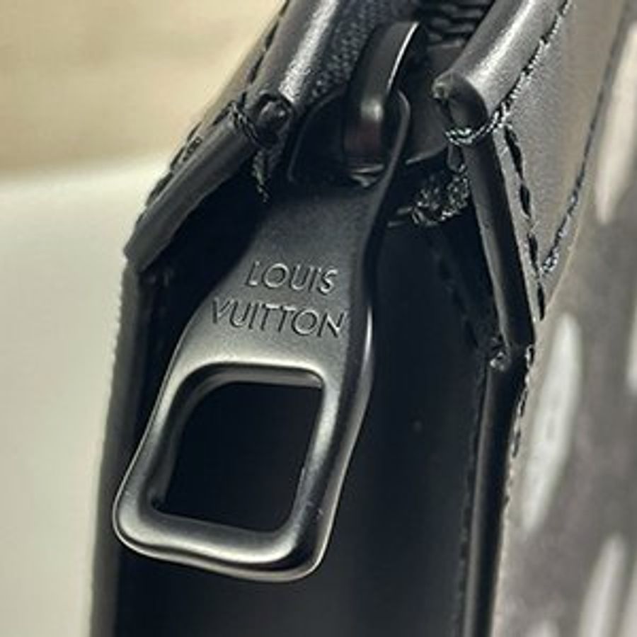 已售出*【L3251】LV X YK草間彌生黑灰原花 POCHETTE VOYAGE手拿包 M81934-6