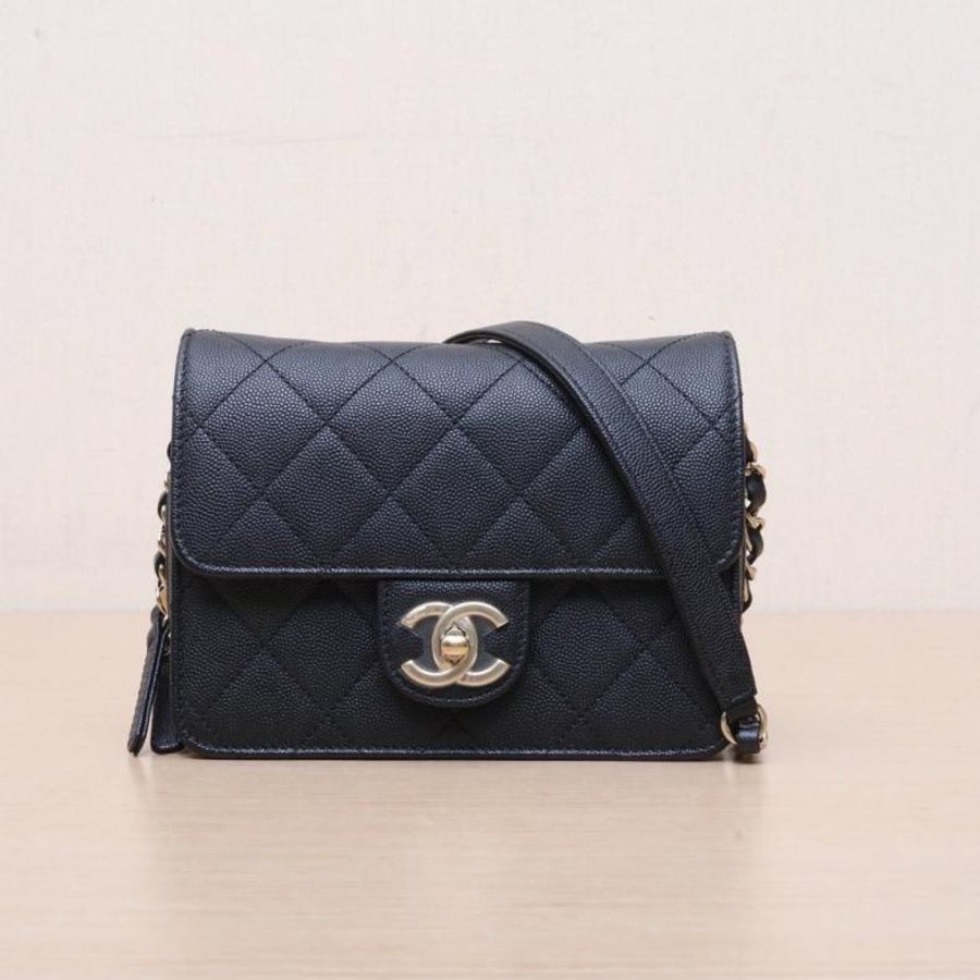 CHANEL(香奈兒) 22C 內拉鏈口蓋包 18cm 黑色 荔枝 晶片開 淺金扣-0