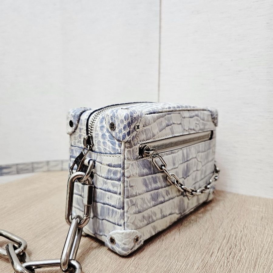 [稀有美品✨️] LV冰川藍白鱷魚皮Mini Soft Trunk斜背包-3