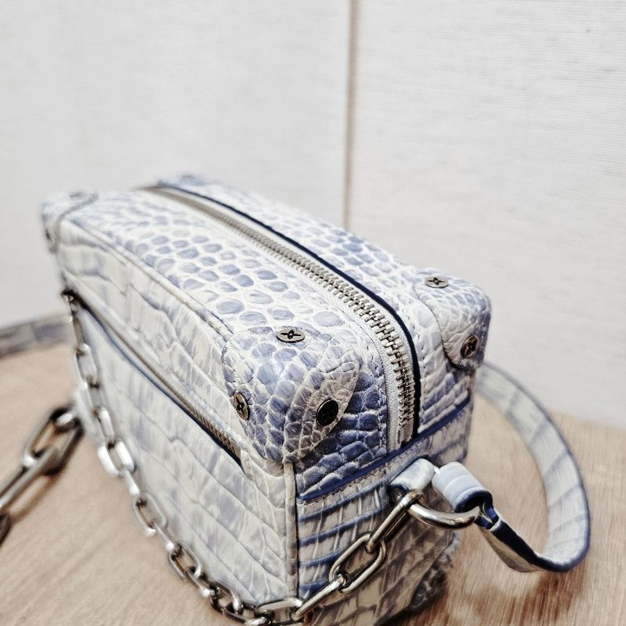 [稀有美品✨️] LV冰川藍白鱷魚皮Mini Soft Trunk斜背包-4