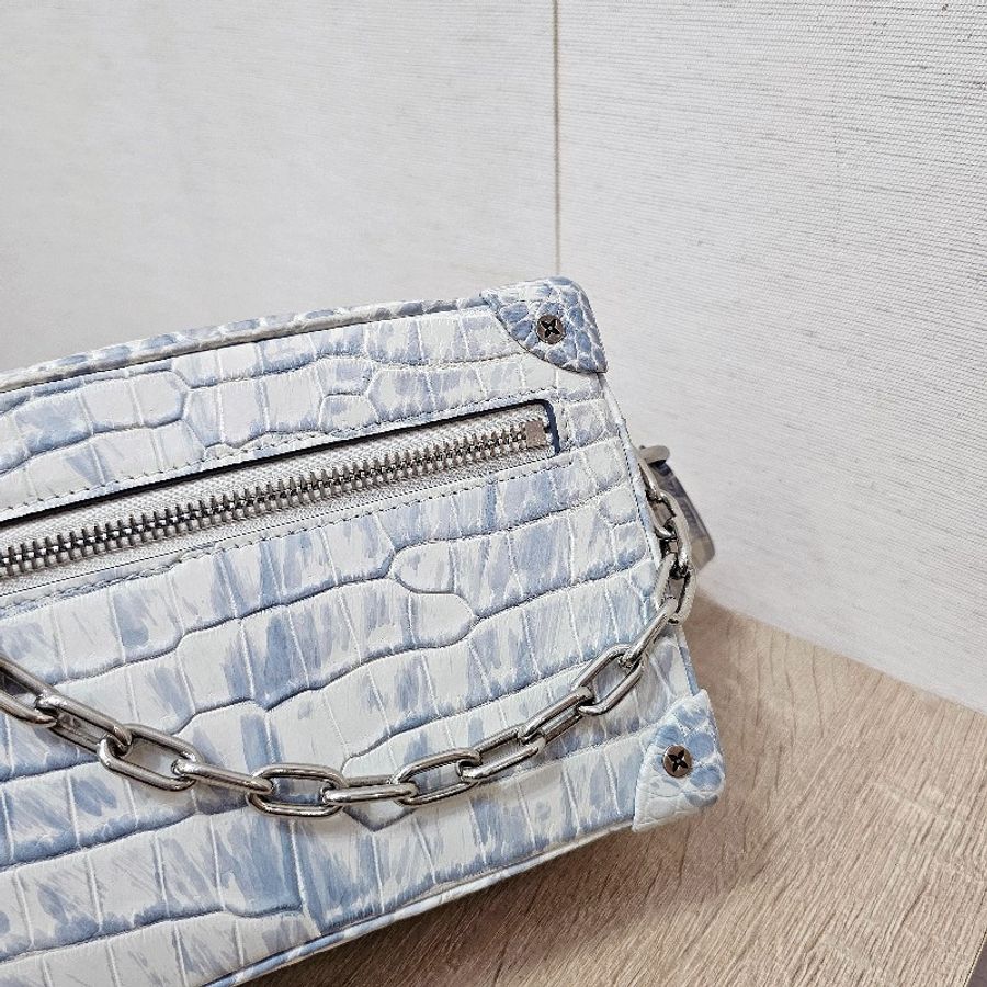 [稀有美品✨️] LV冰川藍白鱷魚皮Mini Soft Trunk斜背包-5
