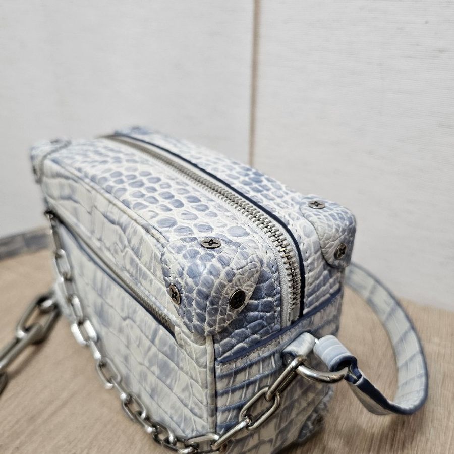 [稀有美品✨️] LV冰川藍白鱷魚皮Mini Soft Trunk斜背包-10