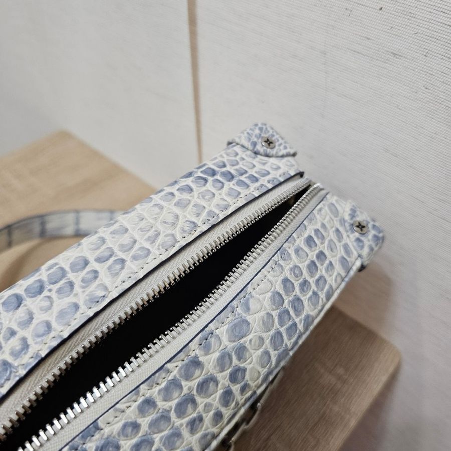[稀有美品✨️] LV冰川藍白鱷魚皮Mini Soft Trunk斜背包-12