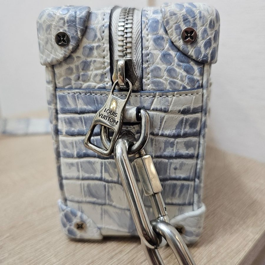 [稀有美品✨️] LV冰川藍白鱷魚皮Mini Soft Trunk斜背包-17