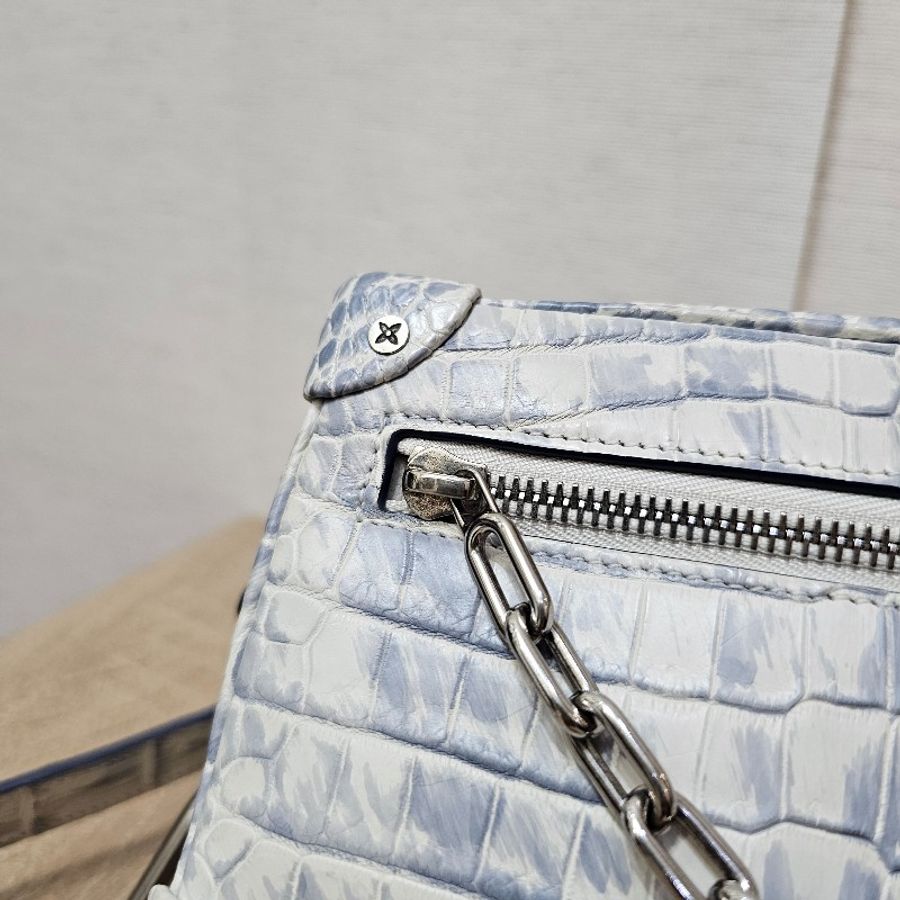 [稀有美品✨️] LV冰川藍白鱷魚皮Mini Soft Trunk斜背包-19