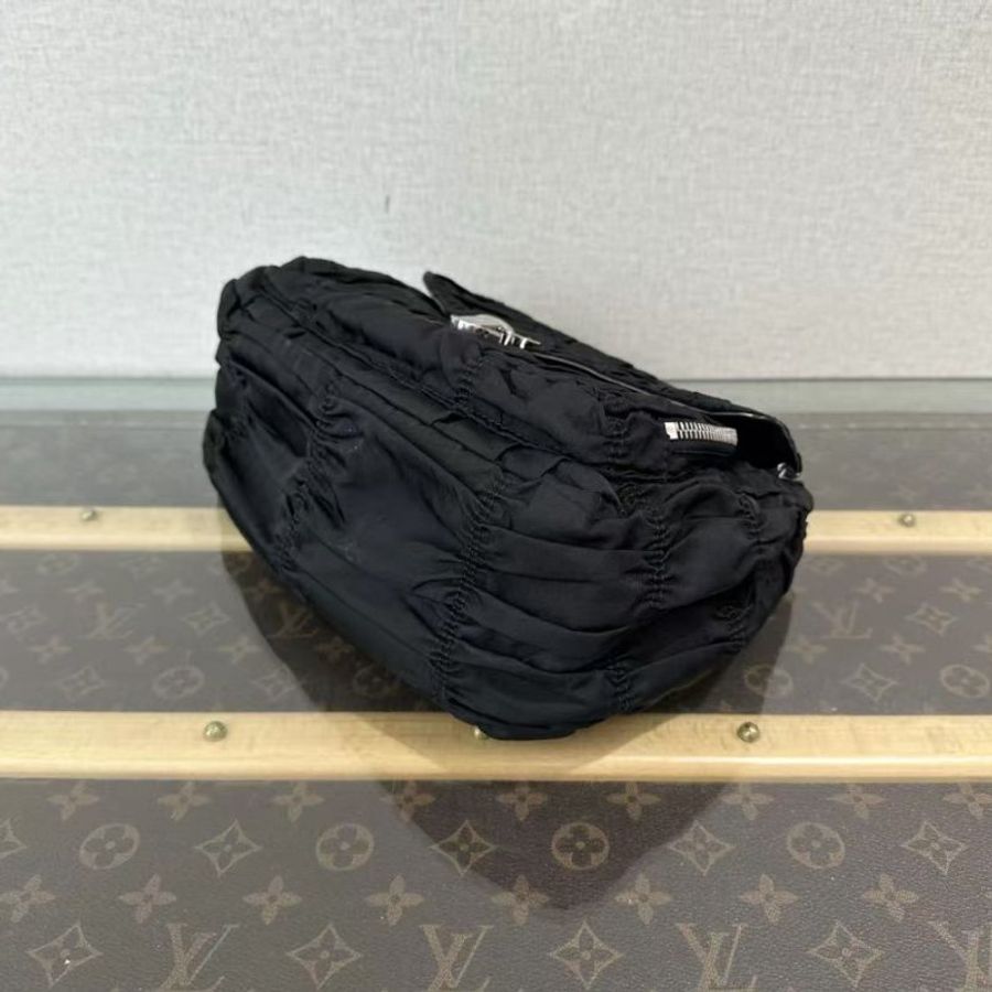 ✨PRADA 黑銀皺褶流浪腋下包 28*17*13 98新配件塵袋-3