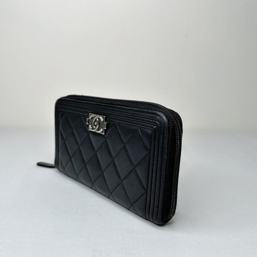 CHANEL BOY黑銀羊皮拉鍊長夾-2