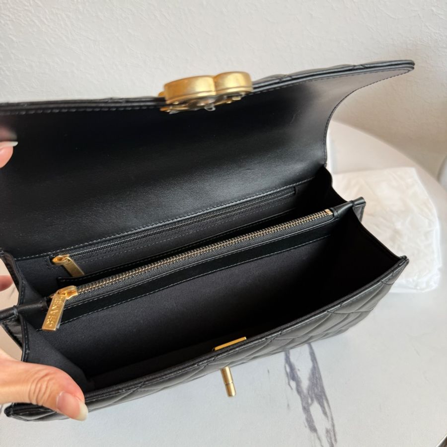 Chanel 真的是氣質美女小香斜背包-10