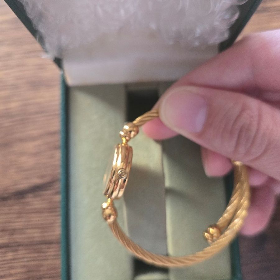 外觀很新 Gucci 金色手鐲式 黑面手錶 20mm 石英錶-10