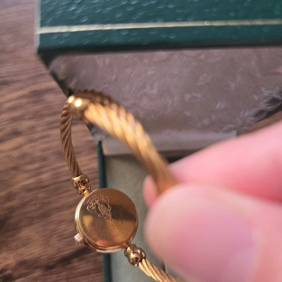 外觀很新 Gucci 金色手鐲式 黑面手錶 20mm 石英錶-11