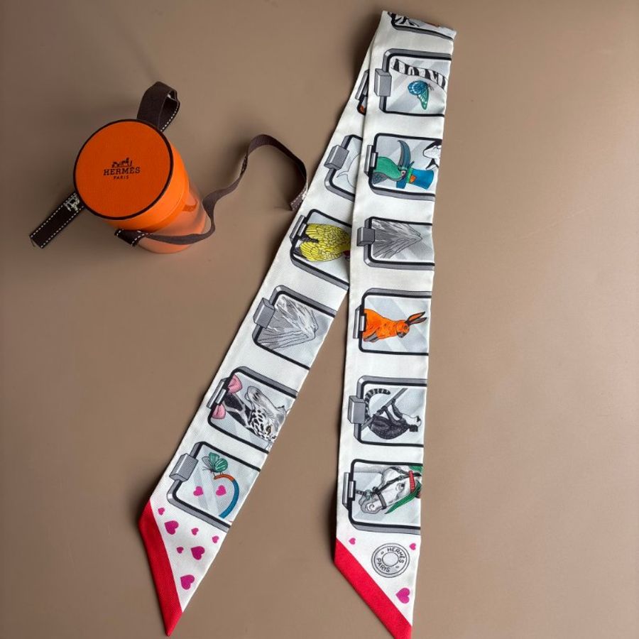 ::HERMES:: 愛馬仕 Hermès Story 絲巾 極美動物圖框-0