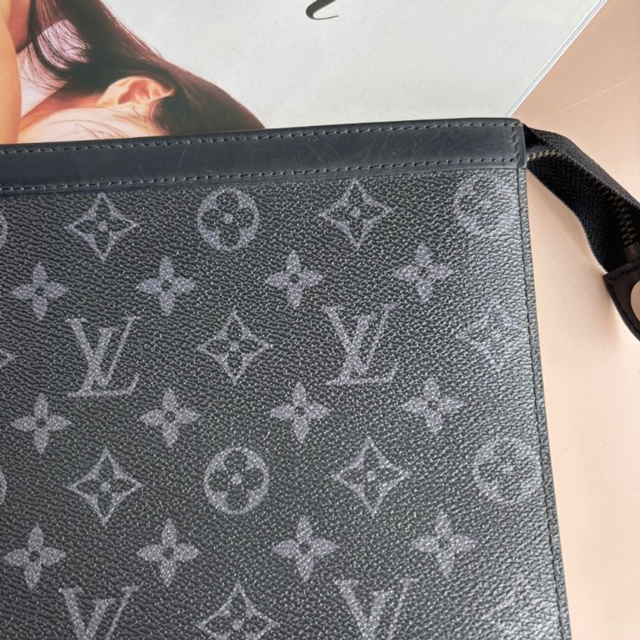 ::LOUIS VUITTON:: LV M61692 Pochette Voyage MM 黑花紋手拿包-2
