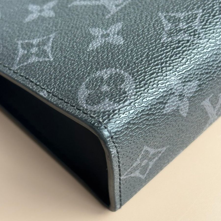 ::LOUIS VUITTON:: LV M61692 Pochette Voyage MM 黑花紋手拿包-14