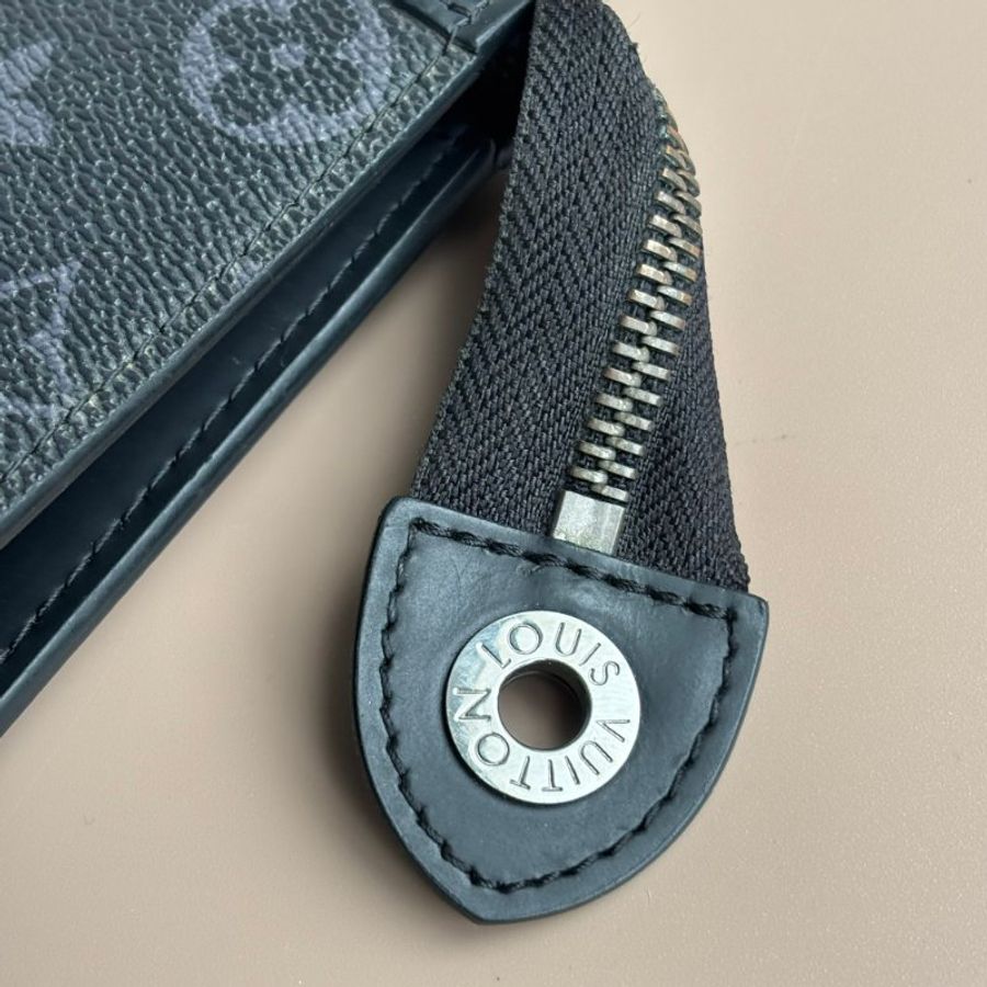 ::LOUIS VUITTON:: LV M61692 Pochette Voyage MM 黑花紋手拿包-16