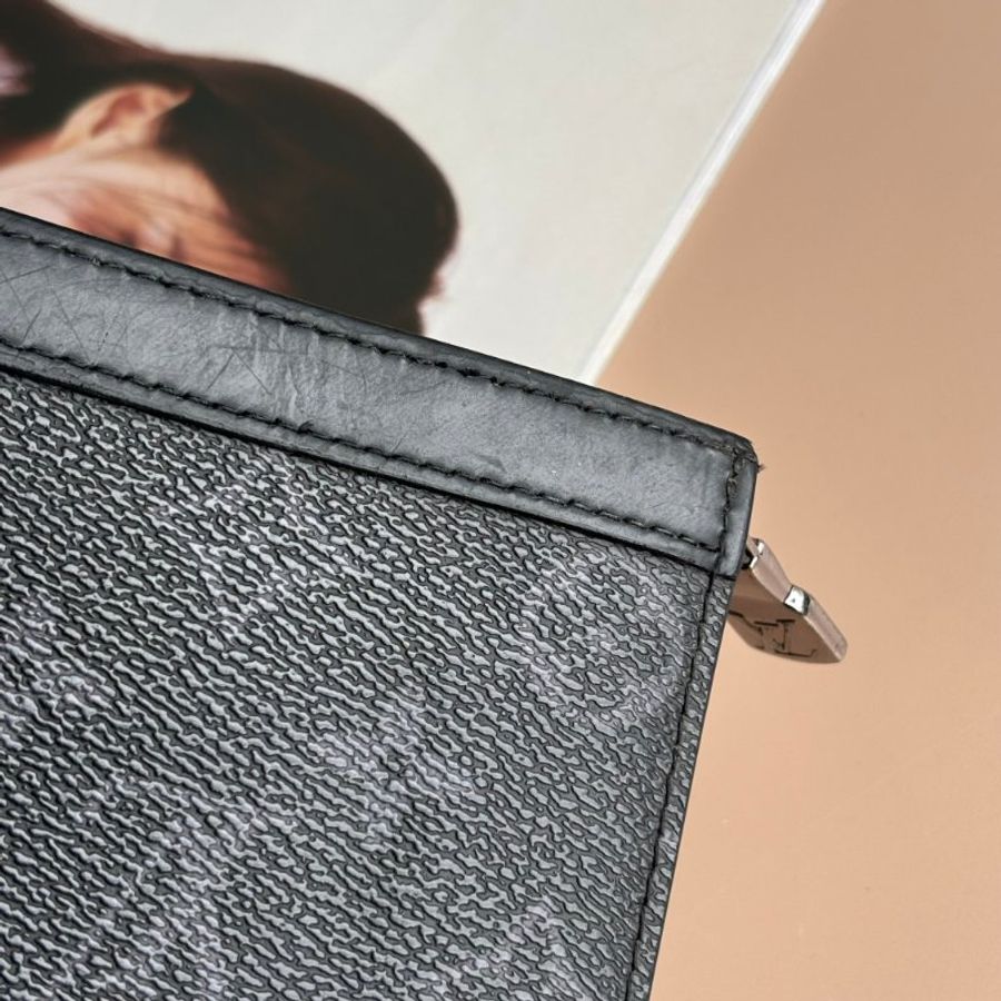 ::LOUIS VUITTON:: LV M61692 Pochette Voyage MM 黑花紋手拿包-24