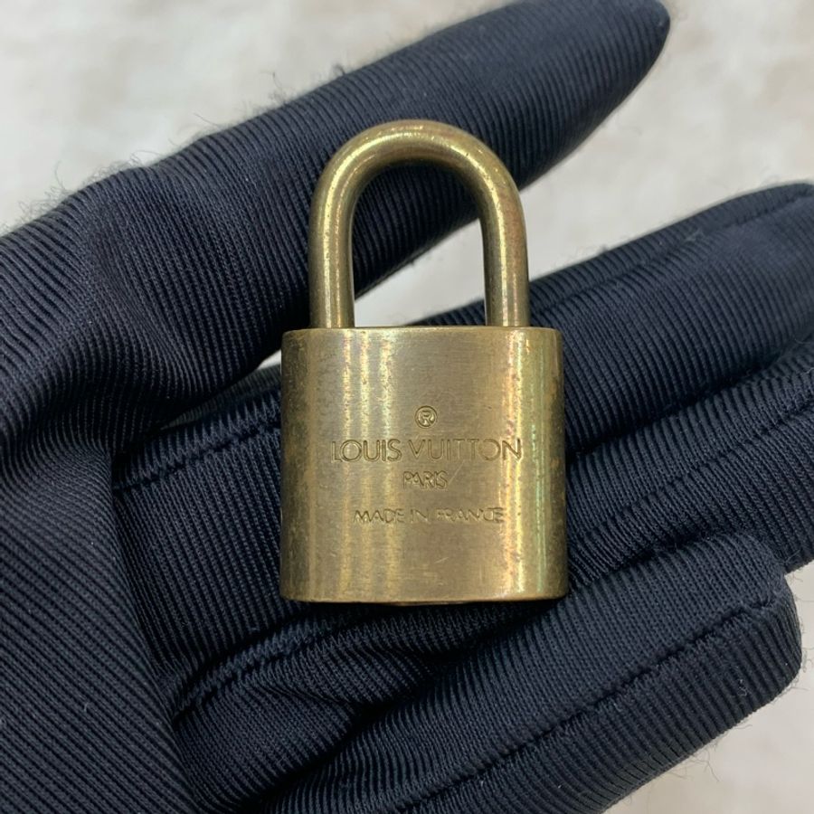 LV 金色鎖頭連鑰匙 I115WH-9