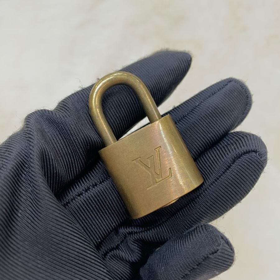 LV 金色鎖頭連鑰匙 I115WH-16
