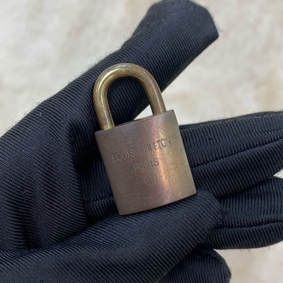 LV 金色鎖頭連鑰匙 I114WH-0