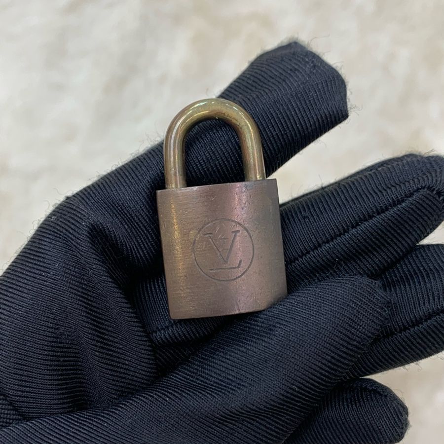 LV 金色鎖頭連鑰匙 I114WH-25