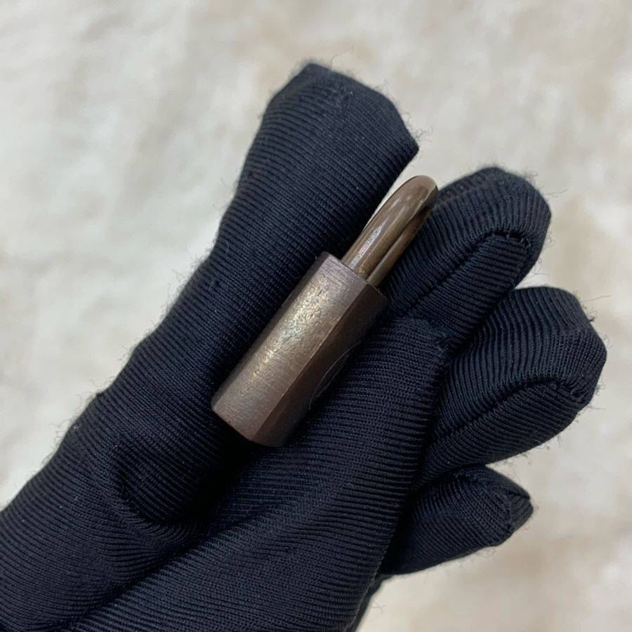 LV 金色鎖頭連鑰匙 I114WH-26