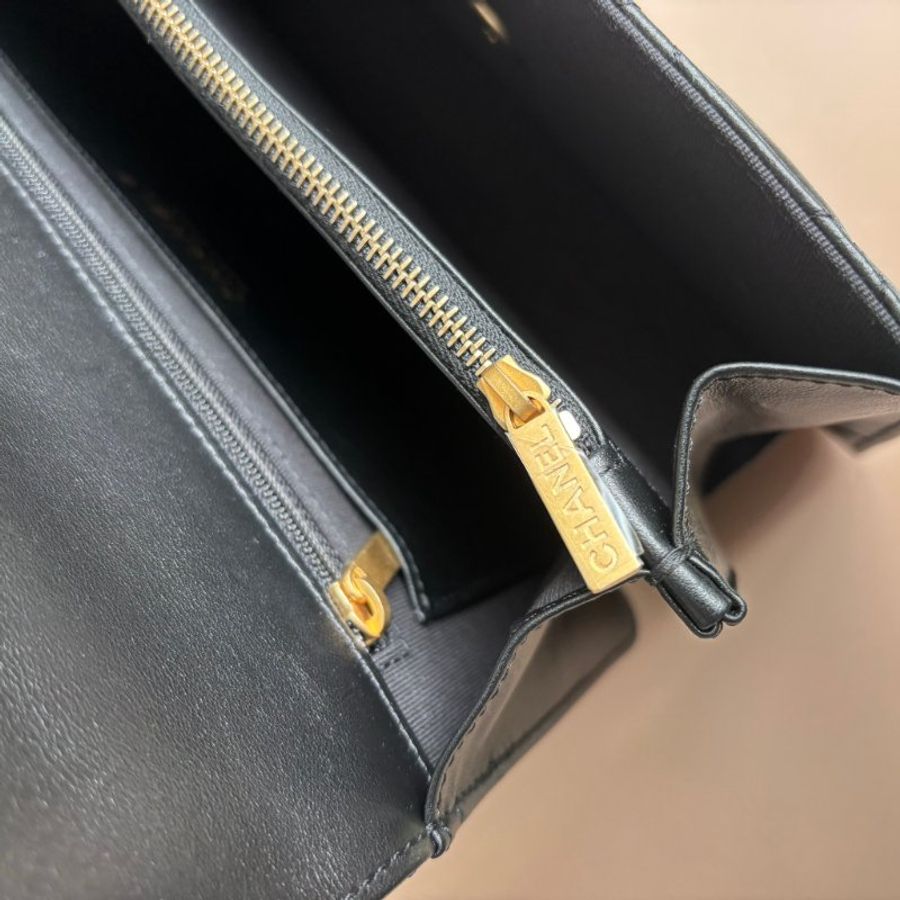 ::CHANEL:: AS4066 黑色皮革口蓋包 霧金鏈斜背包-33