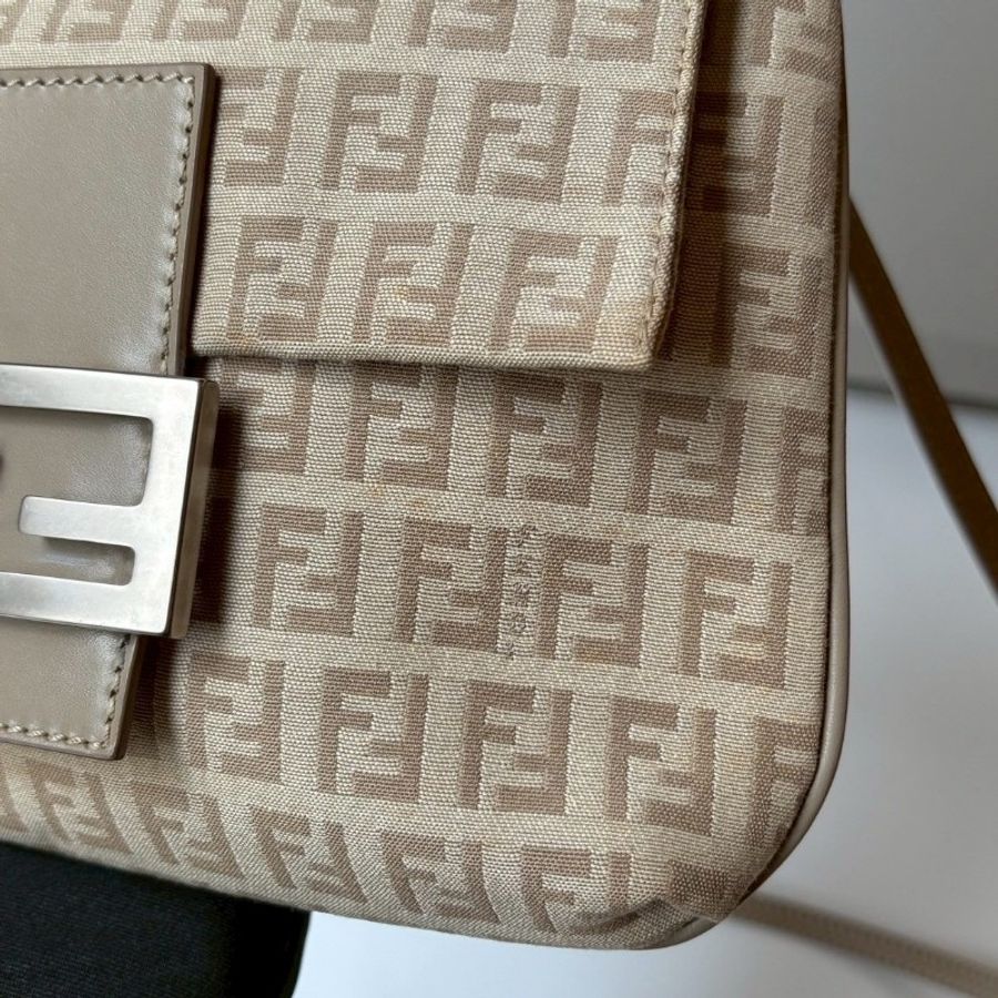 Fendi 奶茶色FF 緹花布下蓋斜背小包-7