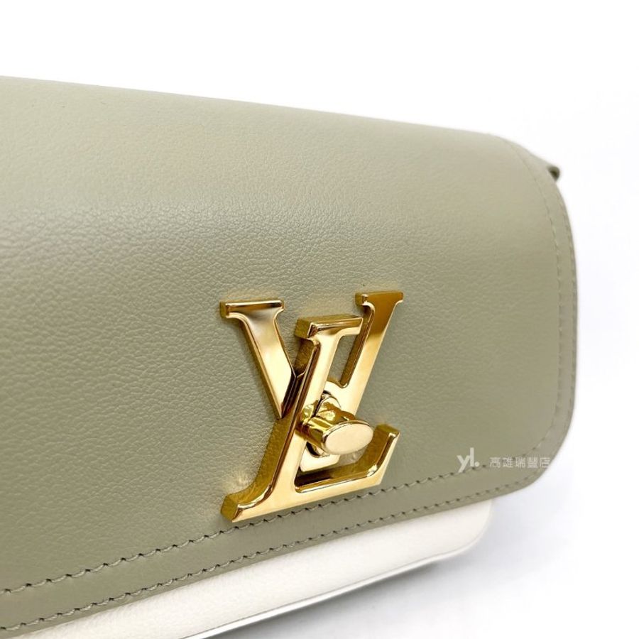 ❣LV 粉綠拚白牛皮金釦Lockme Tender下蓋肩斜背包-5