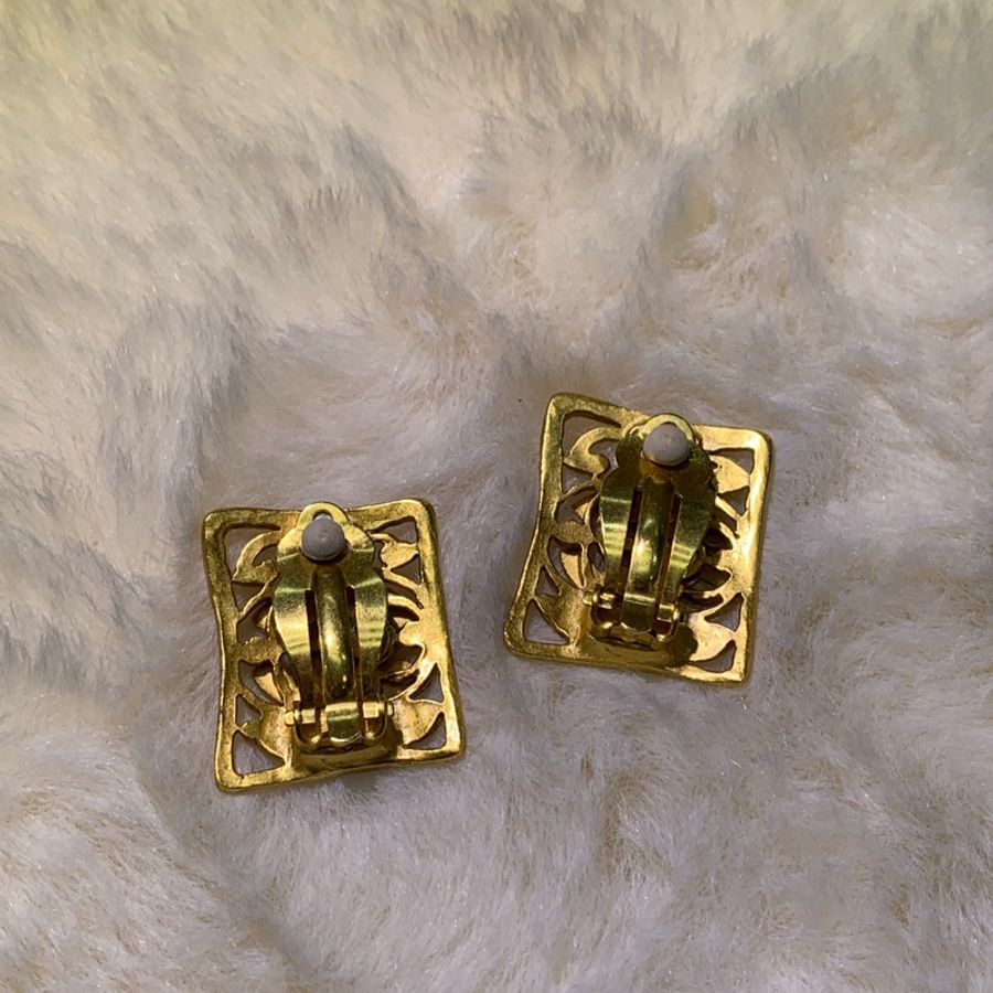 Chanel 香奈兒濃金色 浮雕CC耳夾 I447-2