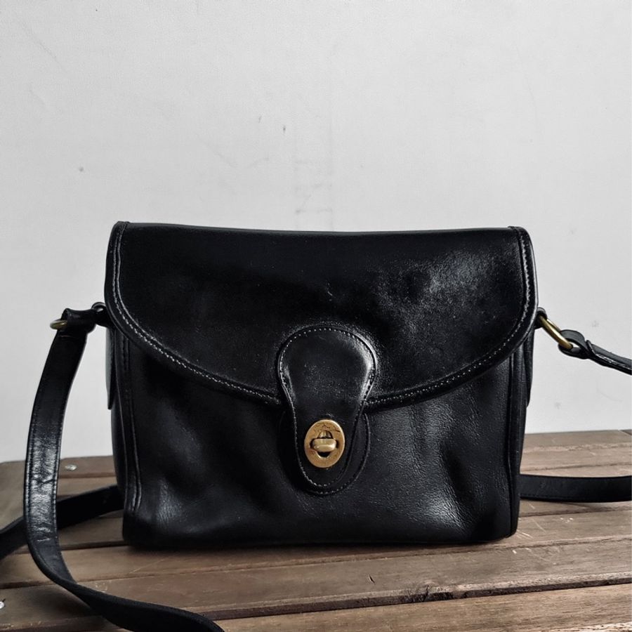 美製老品 #COACH 黑色小方包 黃銅釦 / 美式 / 古典 / 老包 / 信封包 / VTG-0
