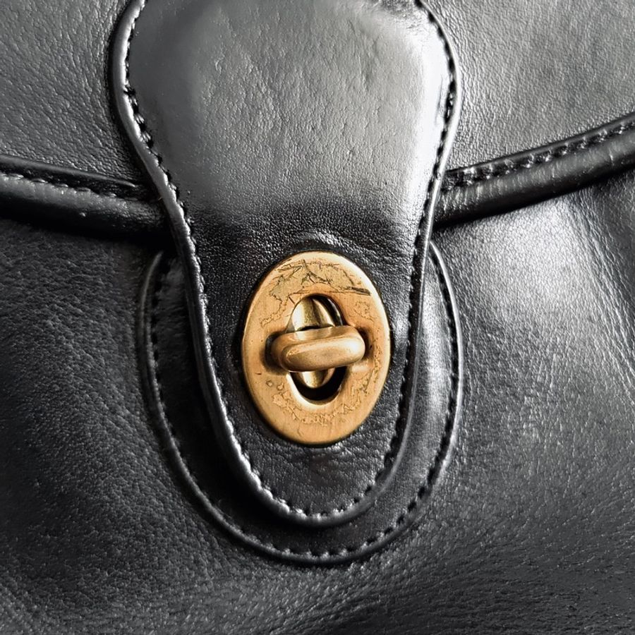 美製老品 #COACH 黑色小方包 黃銅釦 / 美式 / 古典 / 老包 / 信封包 / VTG-6