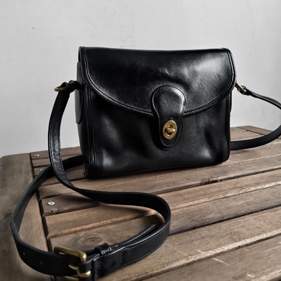 美製老品 #COACH 黑色小方包 黃銅釦 / 美式 / 古典 / 老包 / 信封包 / VTG-10